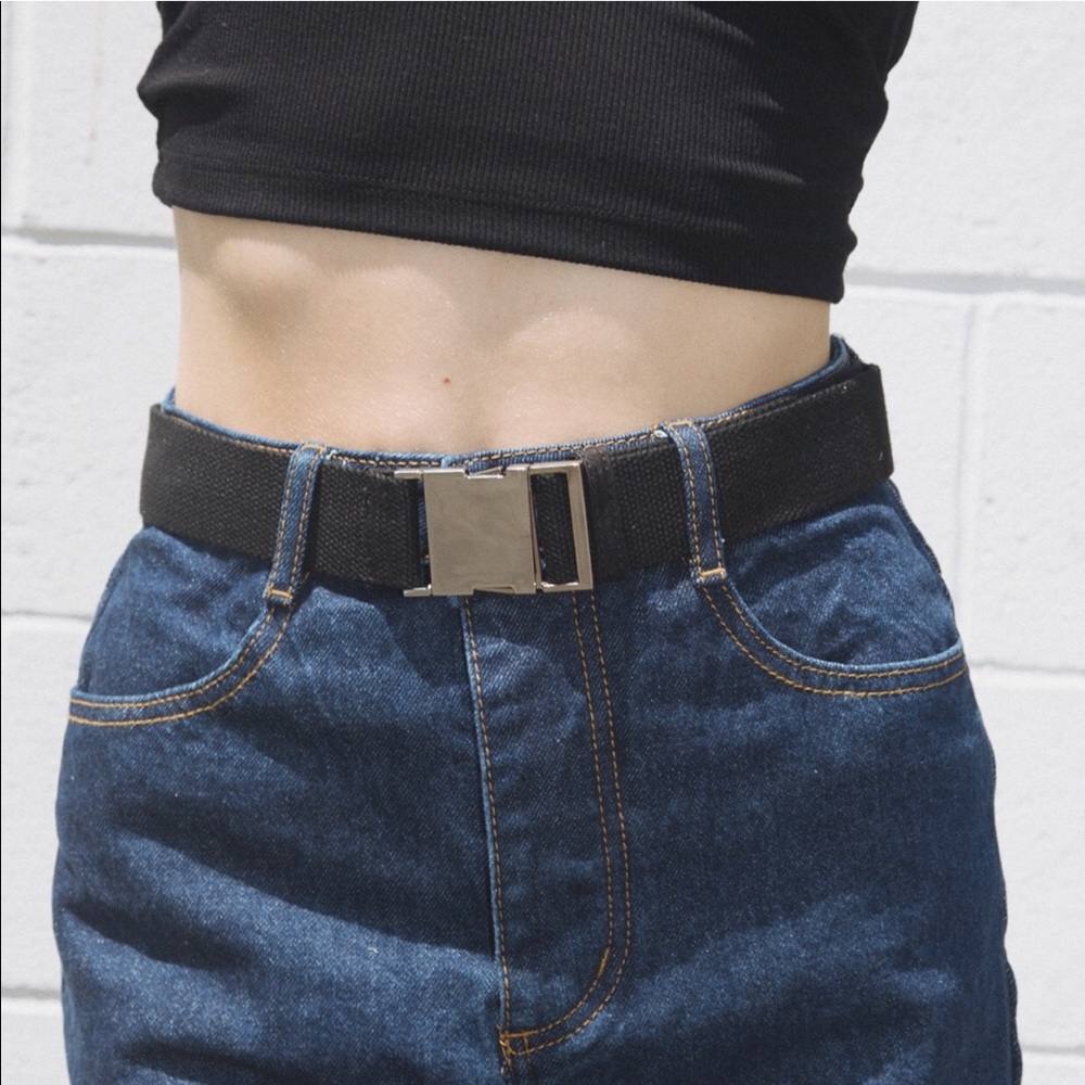 Brandy Melville silver front release belt